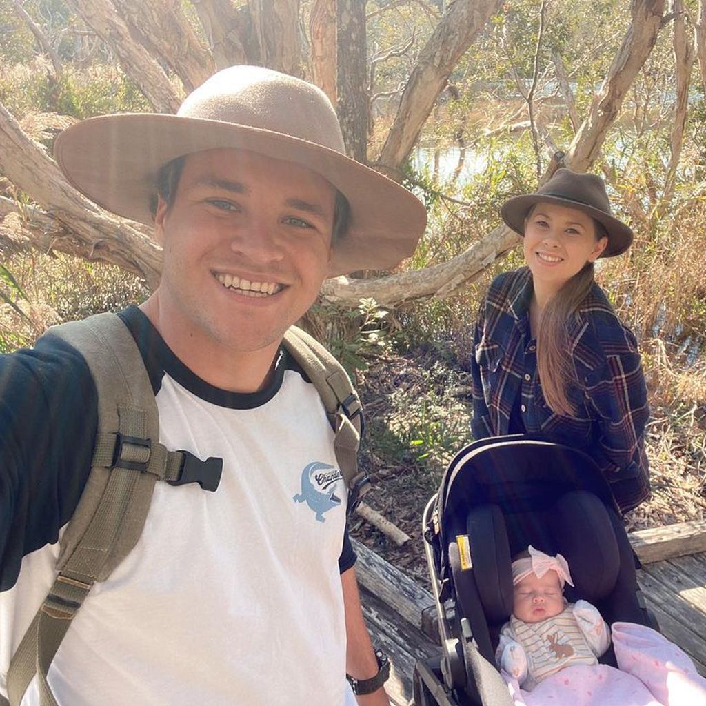Chandler Powell und Bindi Irwin mit ihrer Tochter