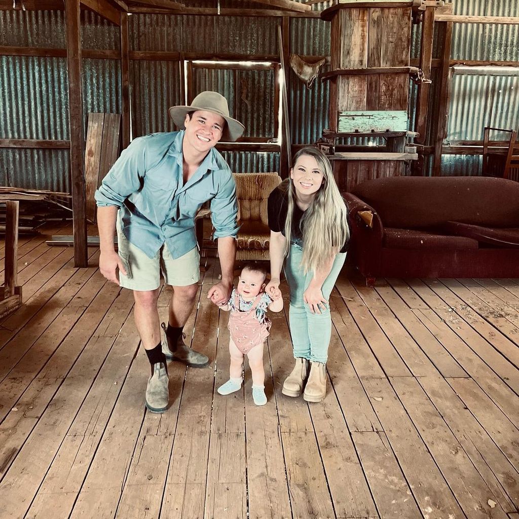 Chandler Powell und Bindi Irwin mit ihrer Tochter Grace