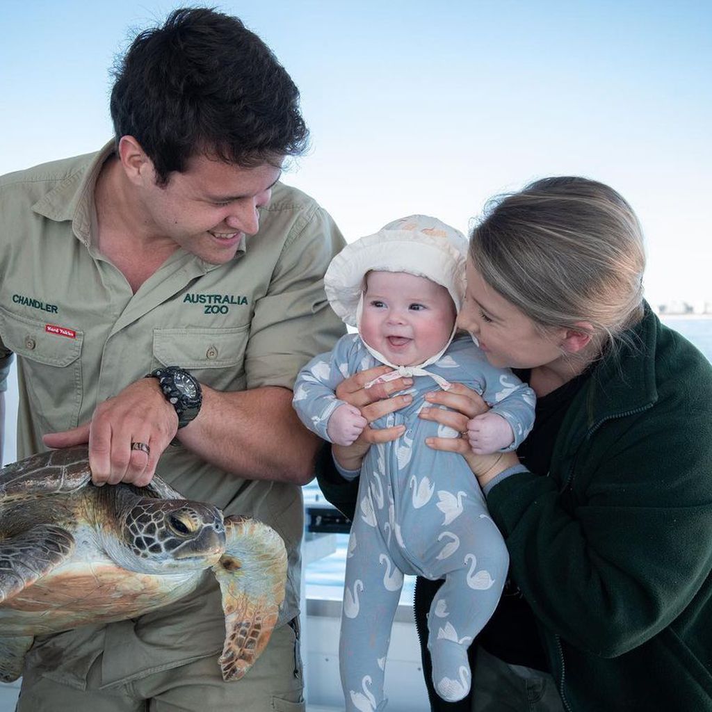 Chandler Powell und Bindi Irwin mit ihrer Tochter Grace