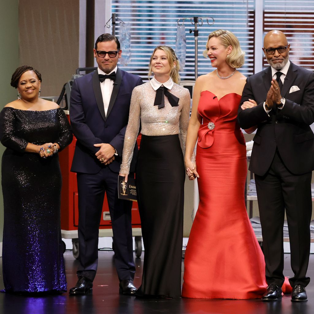 Chandra Wilson, Justin Chambers, Ellen Pompeo, Katherine Heigl und James Pickens bei den Emmys 2024