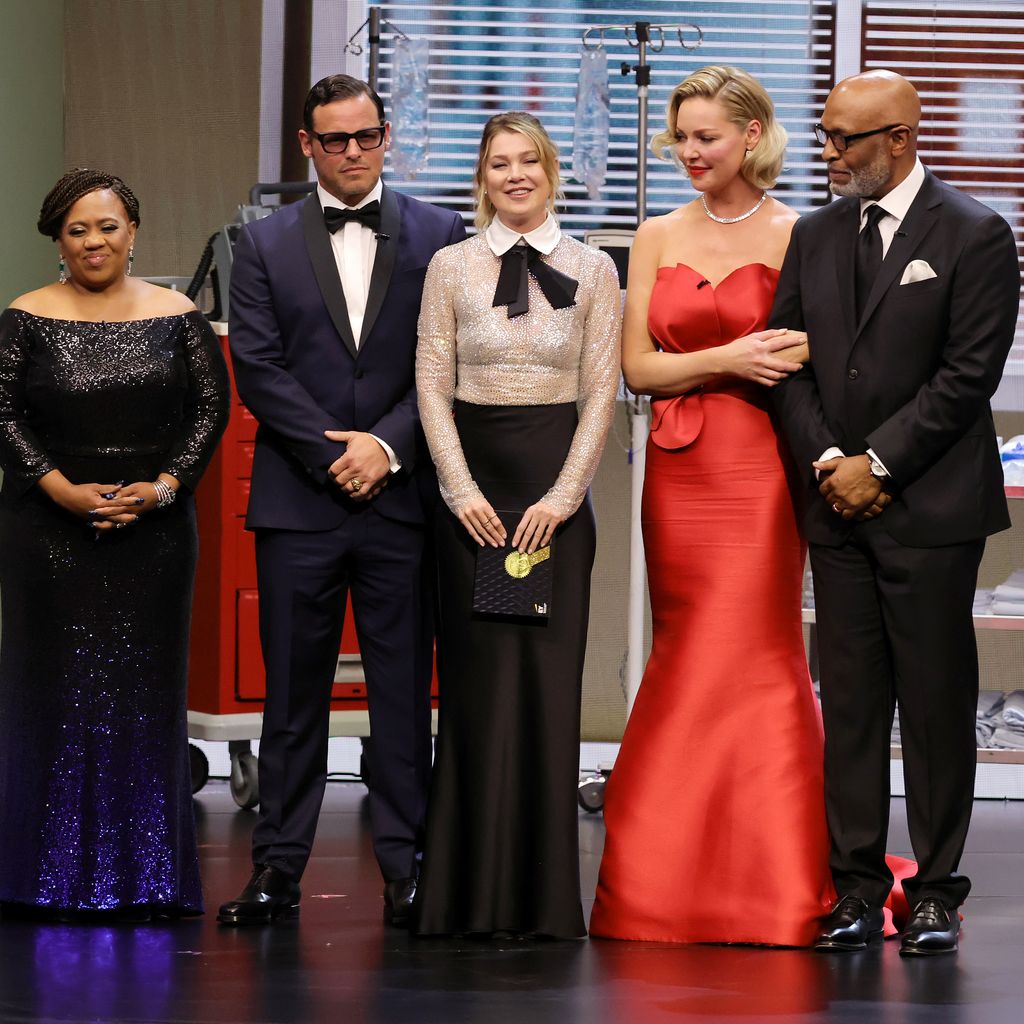 Chandra Wilson, Justin Chambers, Ellen Pompeo, Katherine Heigl und James Pickens bei den Emmys 2024