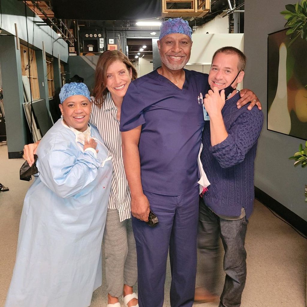 Chandra Wilson, Kate Walsh, James Pickens Jr. und T. R. Knight im Dezember 2021