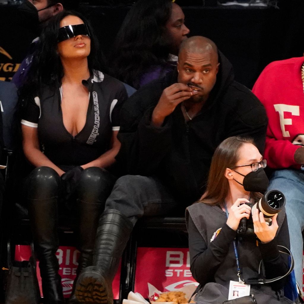 Chaney Jones und Kanye West bei einem Spiel der Los Angeles Lakers im März 2022