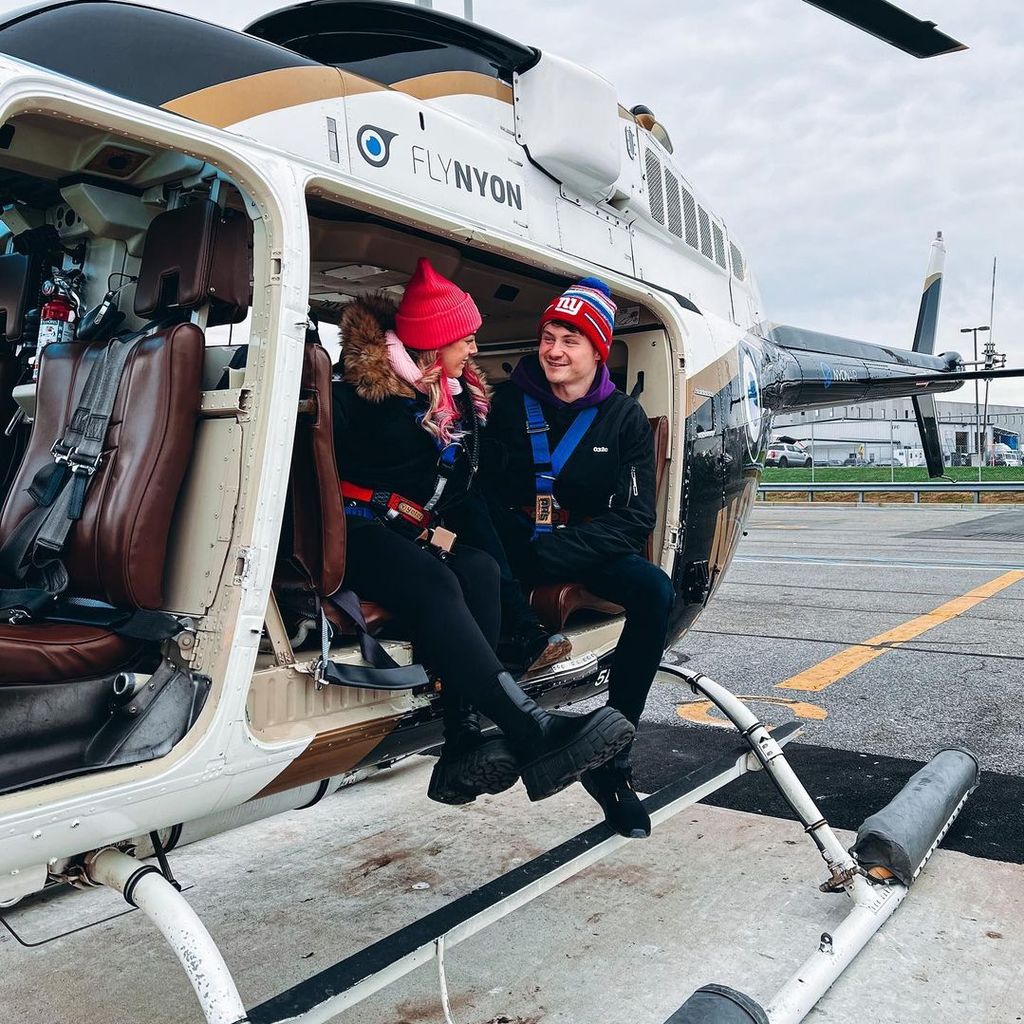Chany Dakota und Felix von der Laden in einem Helikopter