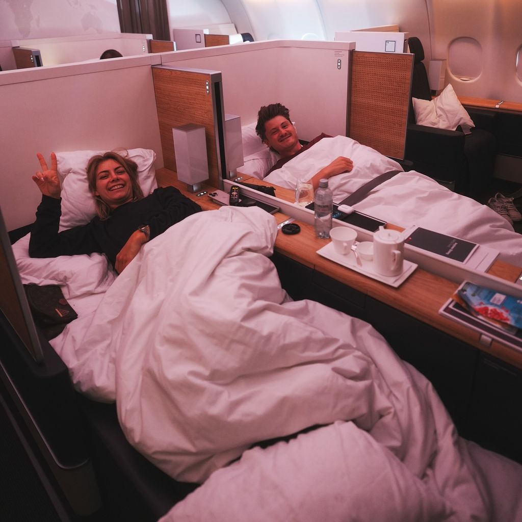 Chany Dakota und Felix von der Laden im Flugzeug