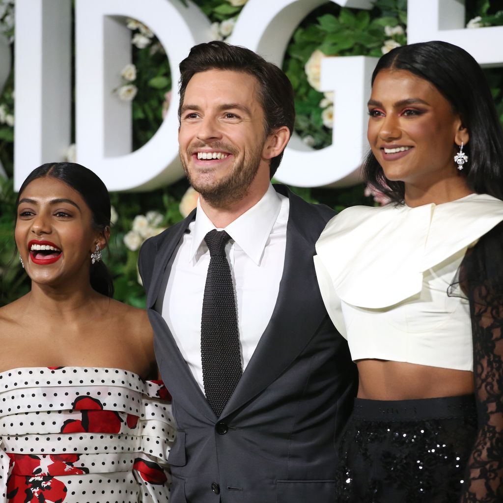 Charithra Chandran, Jonathan Bailey und Simone Ashley, 2022 in London, England