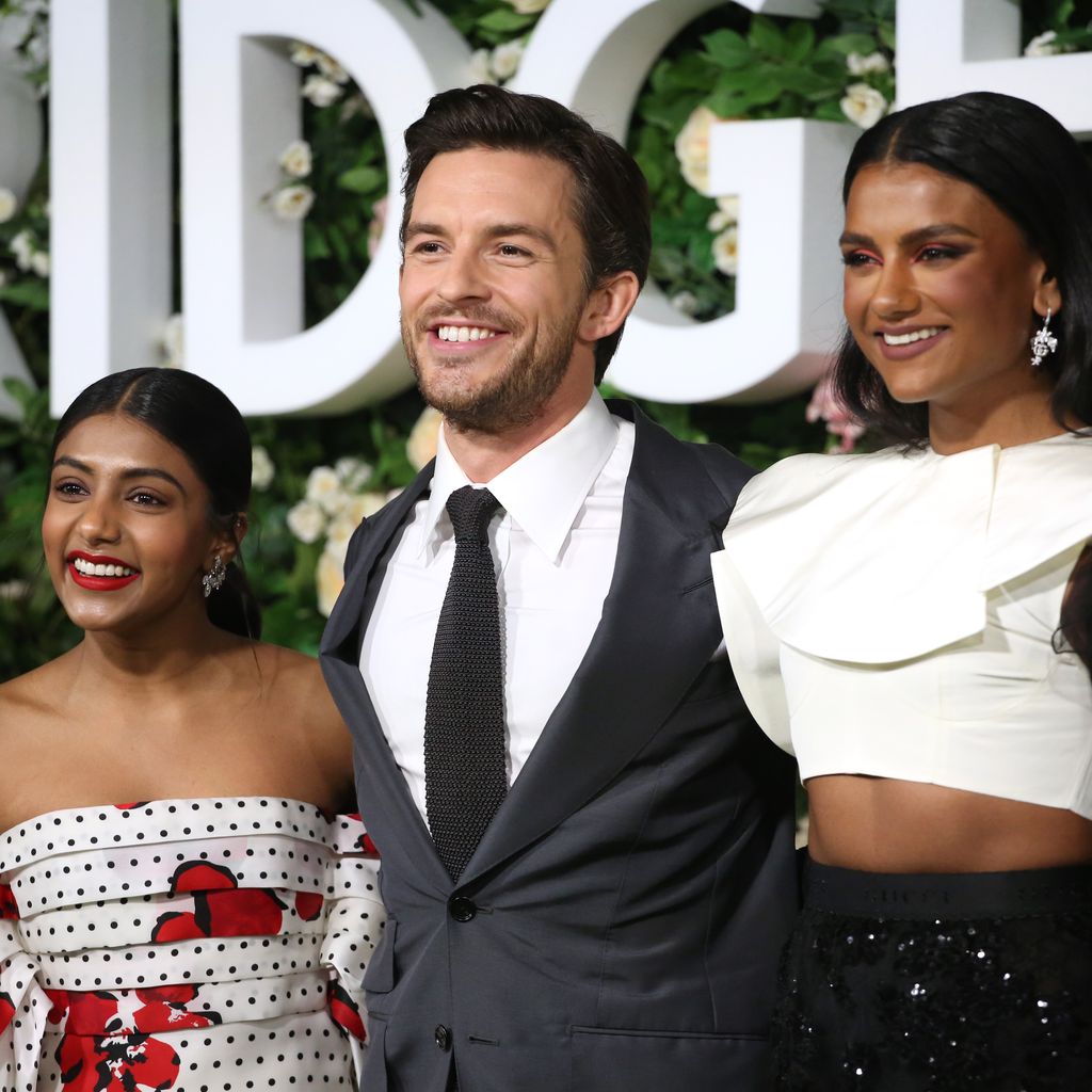 Charithra Chandran, Jonathan Bailey und Simone Ashley, "Bridgerton"-Darsteller