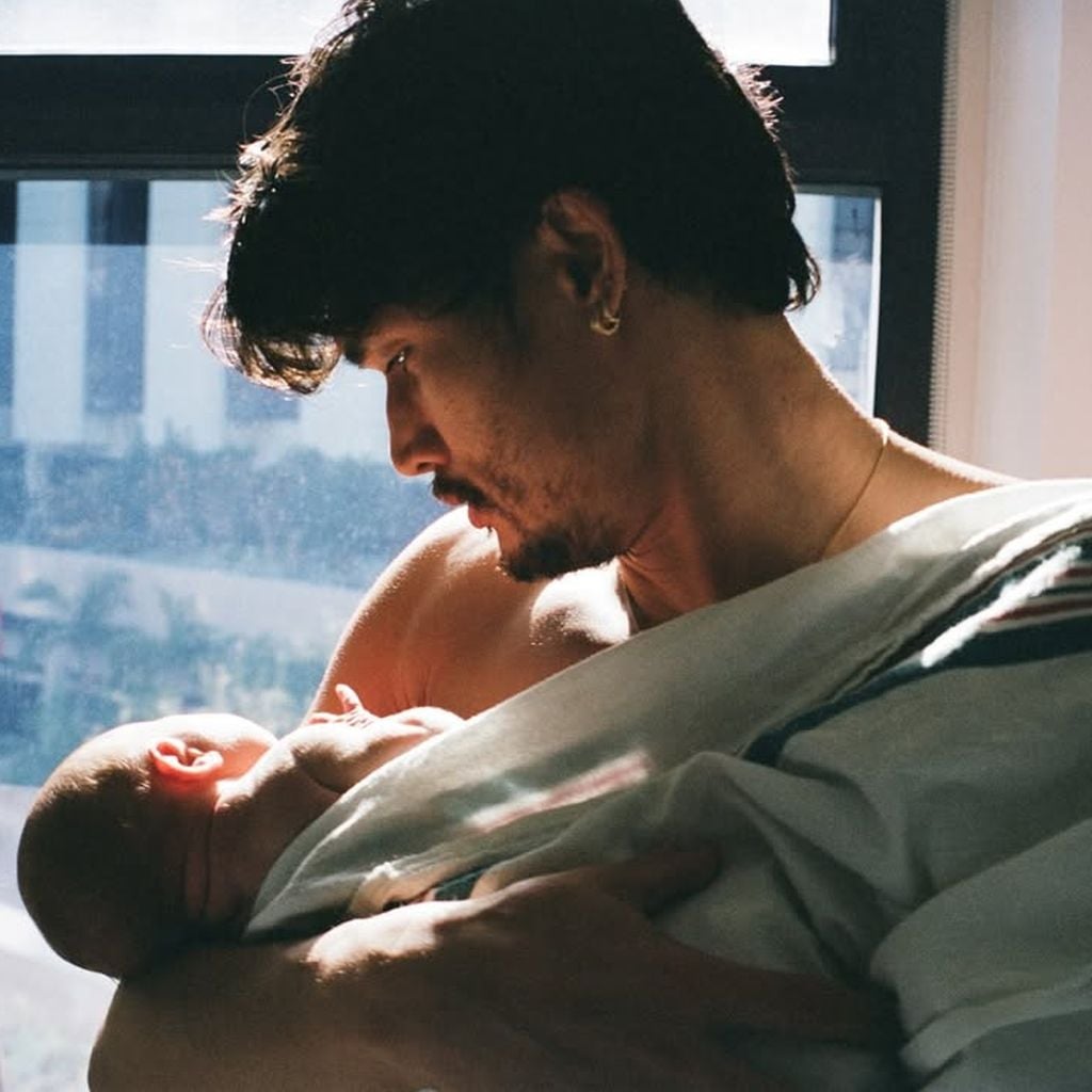 Charles Melton mit seinem ersten Baby, März 2026