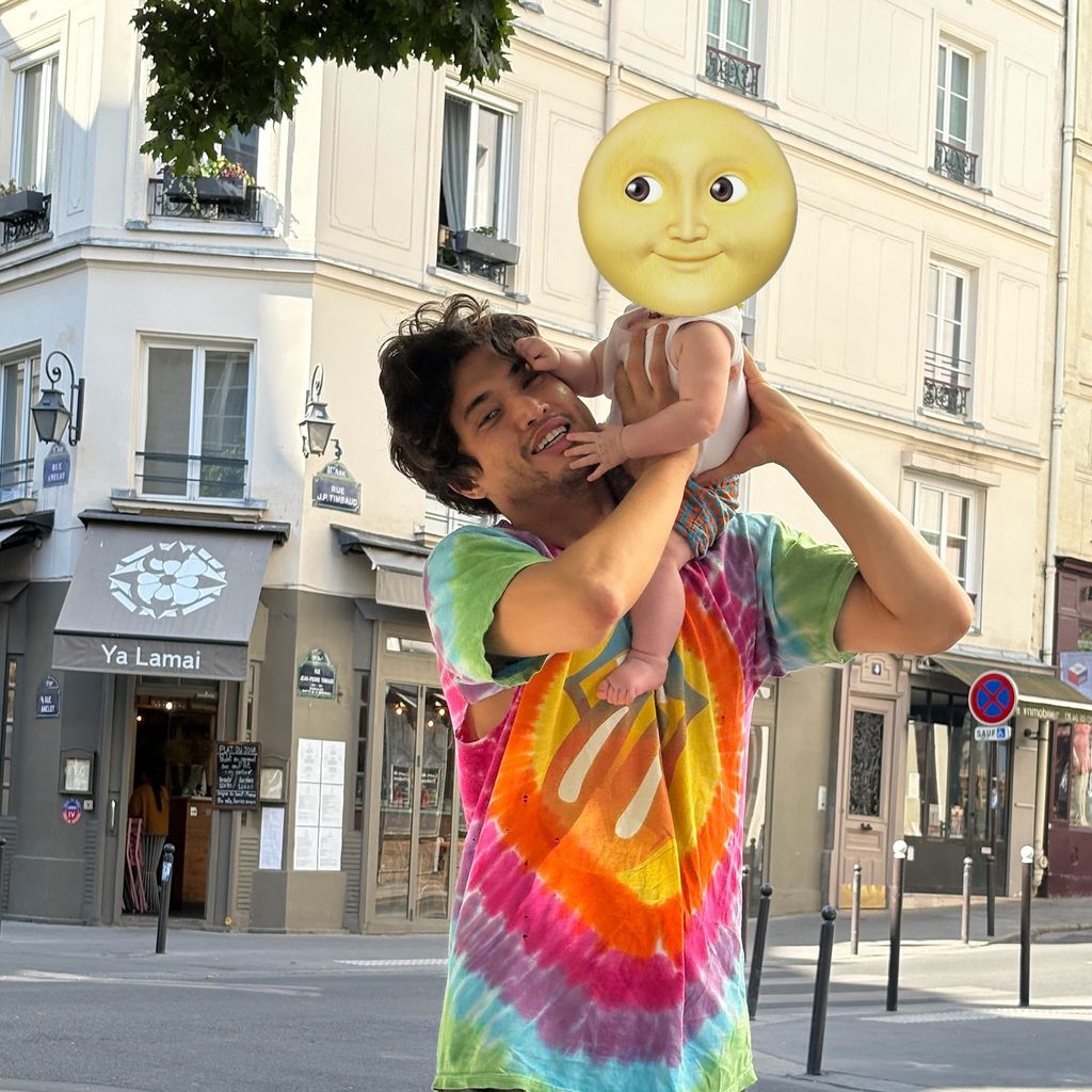 Charles Melton mit seiner Tochter, Juli 2026