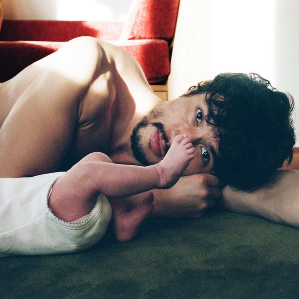 Charles Melton mit seinem Baby, März 2026