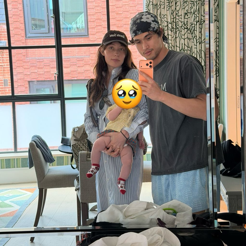Charles Melton mit Freundin Camille Summers-Valli und ihrem Baby, Juli 2026