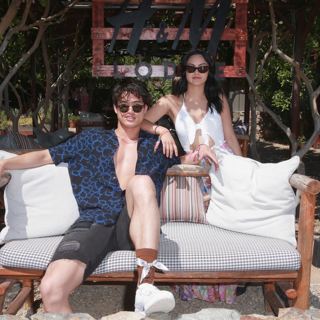 Charles Melton und Camila Mendes bei einem Shooting in Palm Springs, Kalifornien