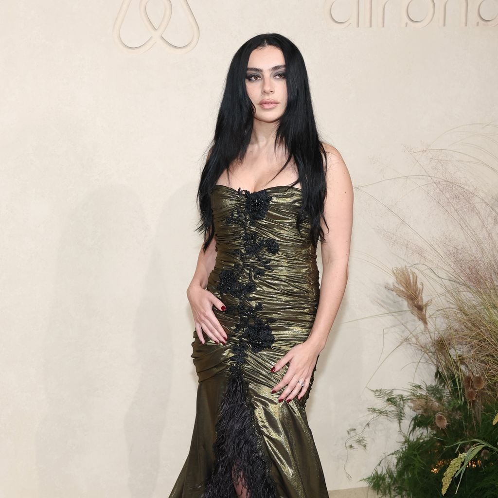 Charli XCX besucht die erste Gala von Airbnb.org in den Milk Studios in Los Angeles