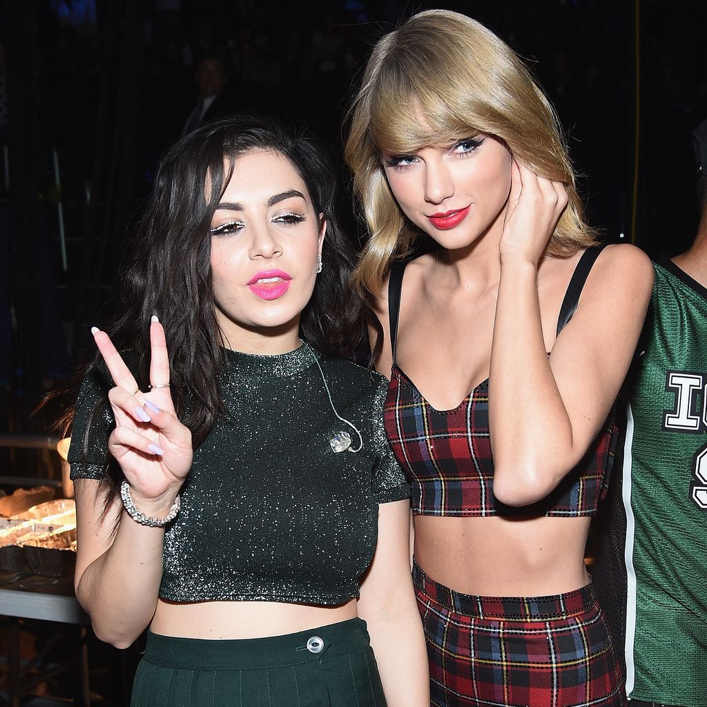 Charli XCX und Taylor Swift, Dezember 2014