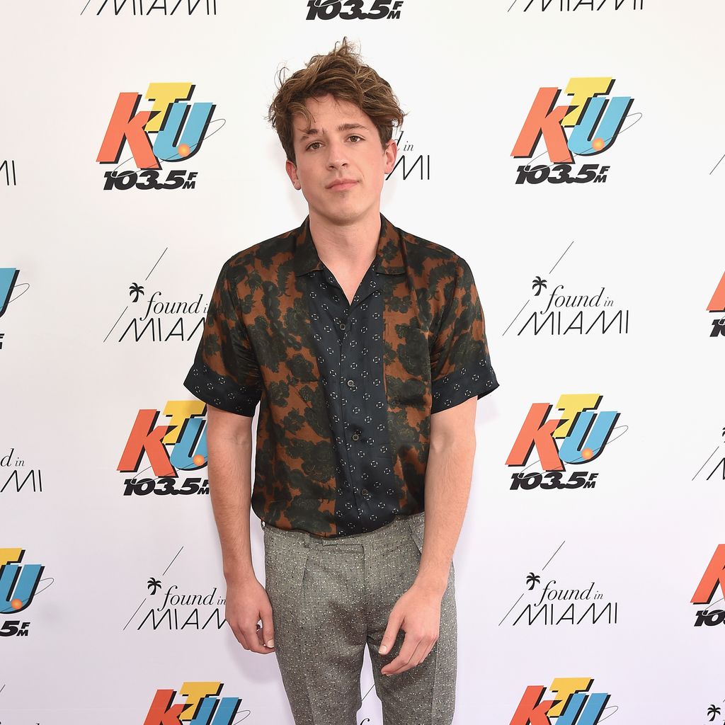 Charlie Puth auf dem roten Teppich