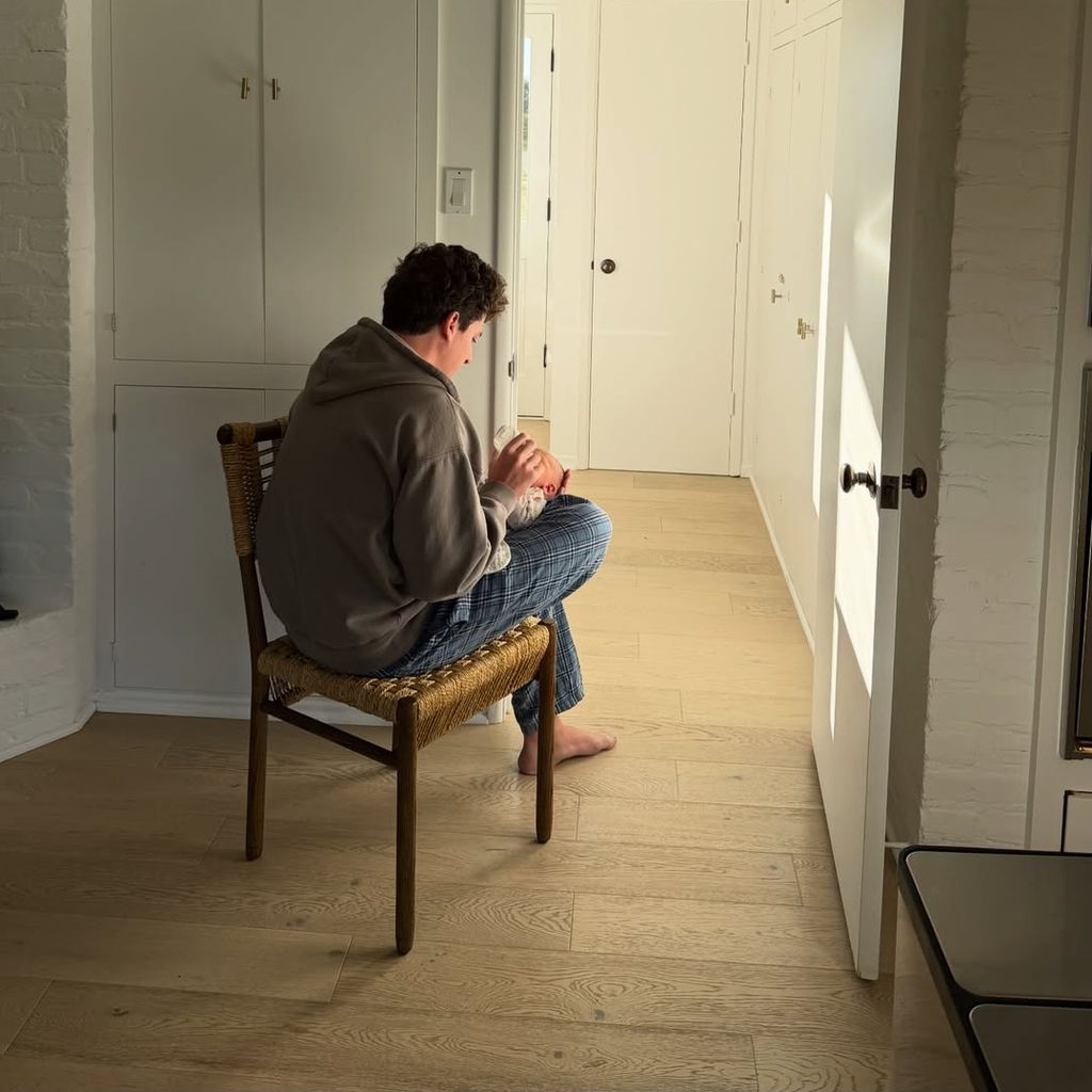 Charlie Puth mit seinem Sohn Jude, März 2026