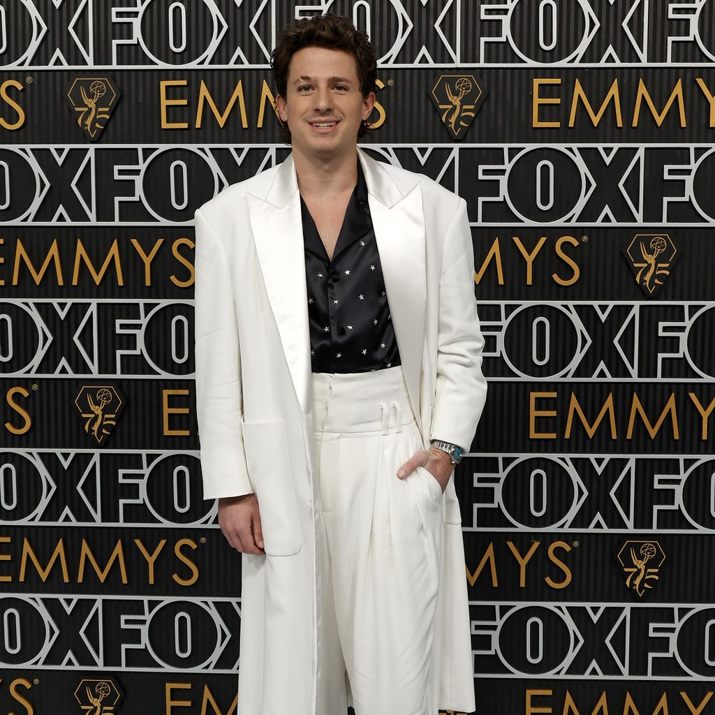 Charlie Puth bei der 75. Verleihung der Emmy Awards