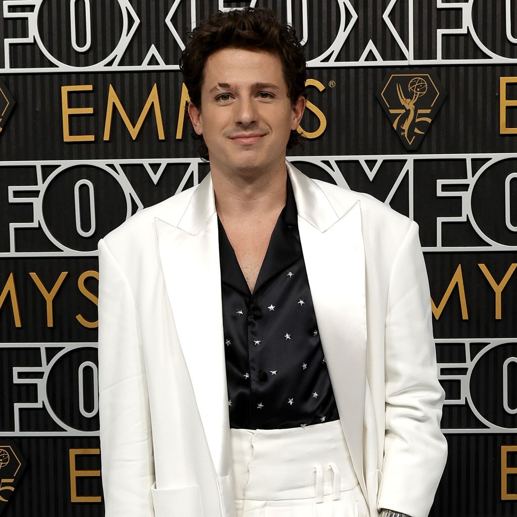Charlie Puth bei der 75. Verleihung der Emmy Awards