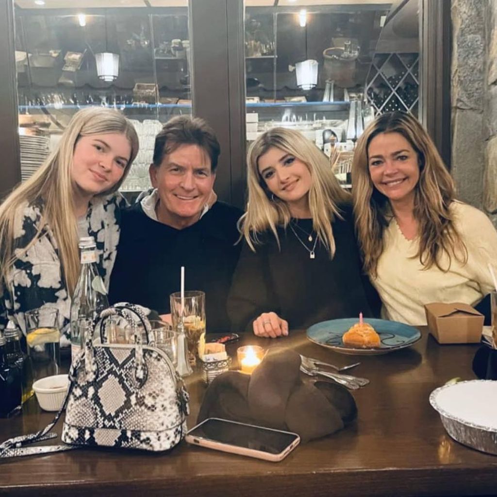 Charlie Sheen und Denise Richards mit ihren gemeinsamen Töchtern Lola (l.) und Sam