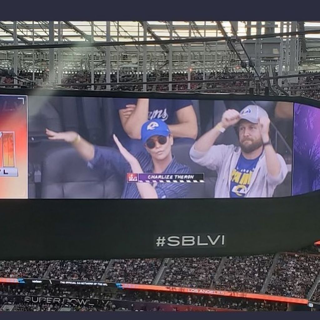 Charlize Theron beim Super Bowl, 2022