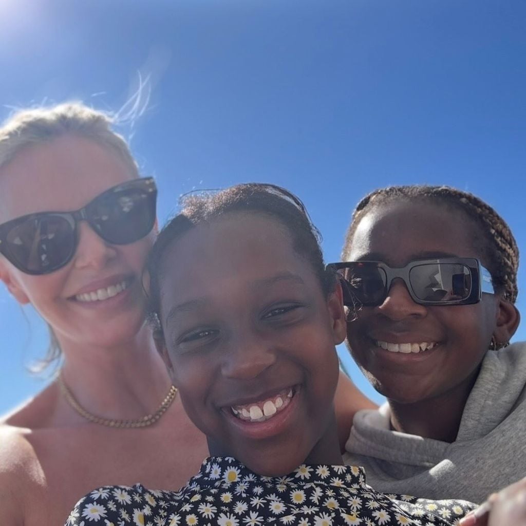 Charlize Theron mit ihren Töchtern zum Muttertag 2026
