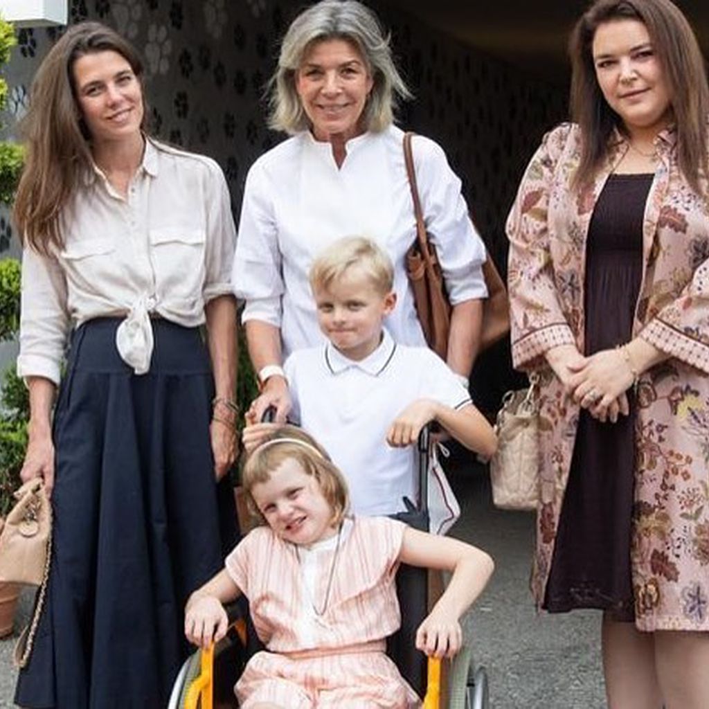 Jacques und Gabriella mit ihrer Tante Caroline und ihrer Cousine Charlotte