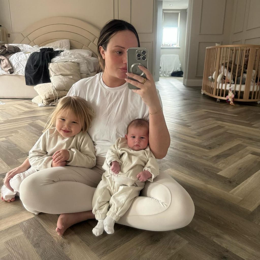 Realitystar Charlotte Crosby mit ihren beiden Kindern, März 2025