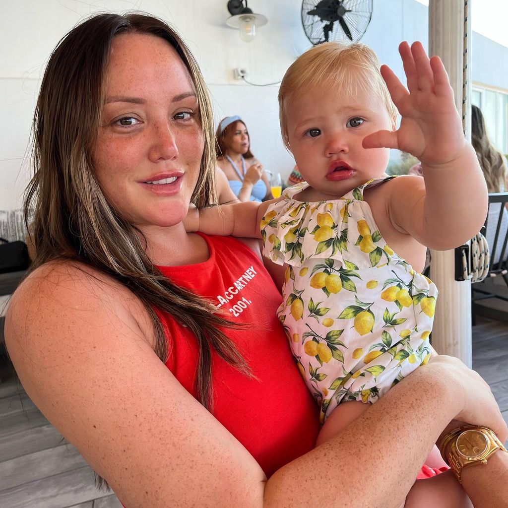 Charlotte Crosby mit ihrer Tochter