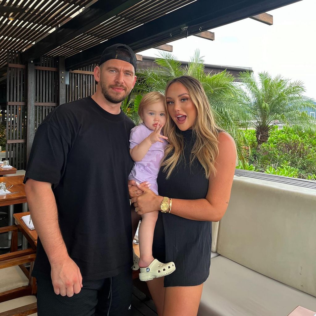 Charlotte Crosby  mit ihrem Verlobten Jake Ankers und ihrer Tochter Alba im April 2024