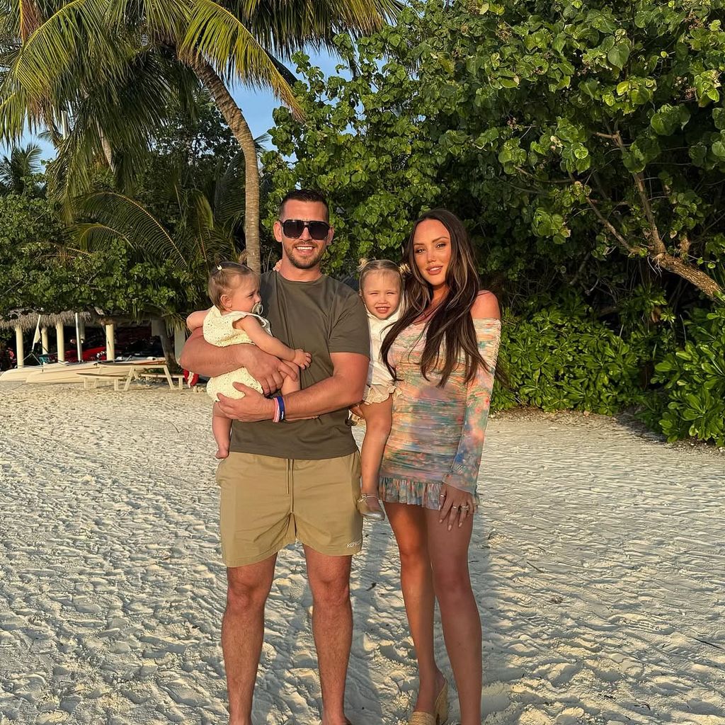 Charlotte Crosby und Jake Ankers mit ihren Töchtern auf den Malediven