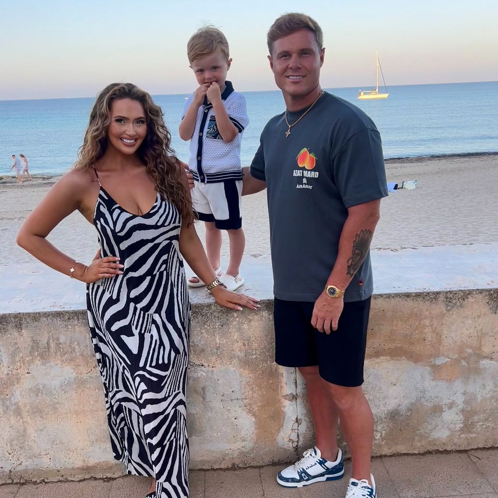 Charlotte Dawson, ihr Sohn und ihr Verlobter Matthew Sarsfield im Juli 2024