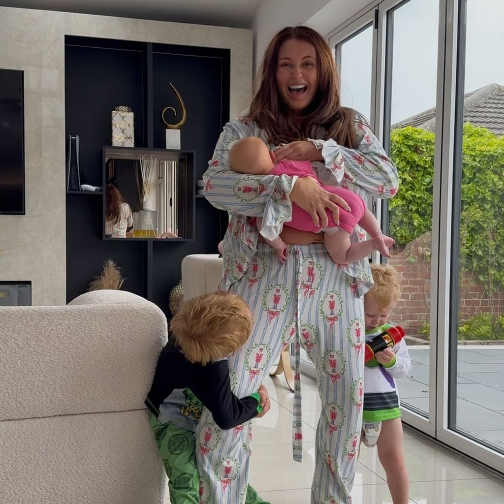 Realitystar Charlotte Crosby mit ihren drei Kindern, Mai 2025