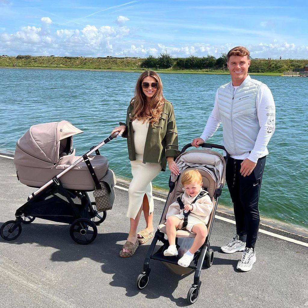 Charlotte Dawson mit ihren Kindern und ihrem Partner im Juli 2023