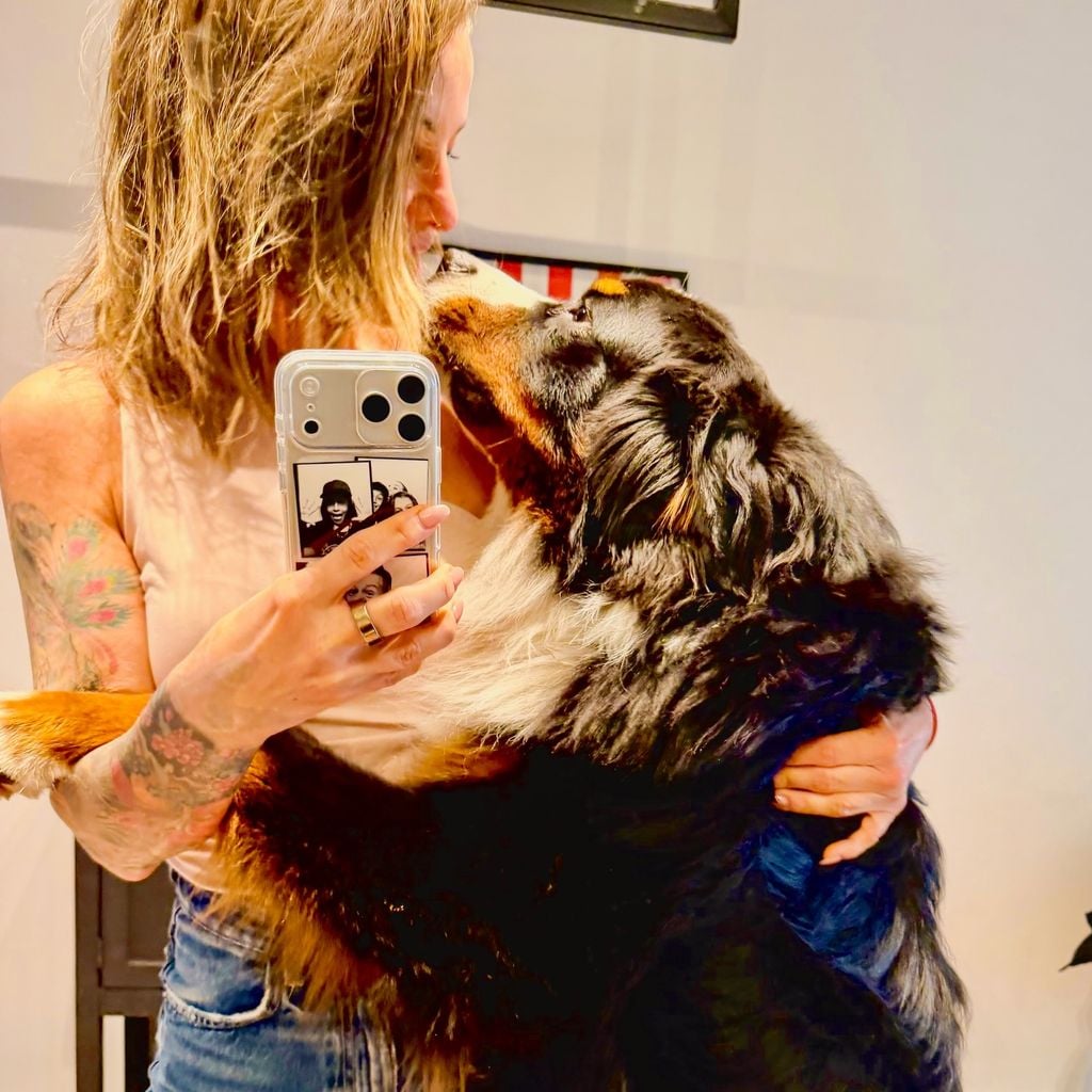 Charlotte Engelhardt und ihr Hund, April 2026