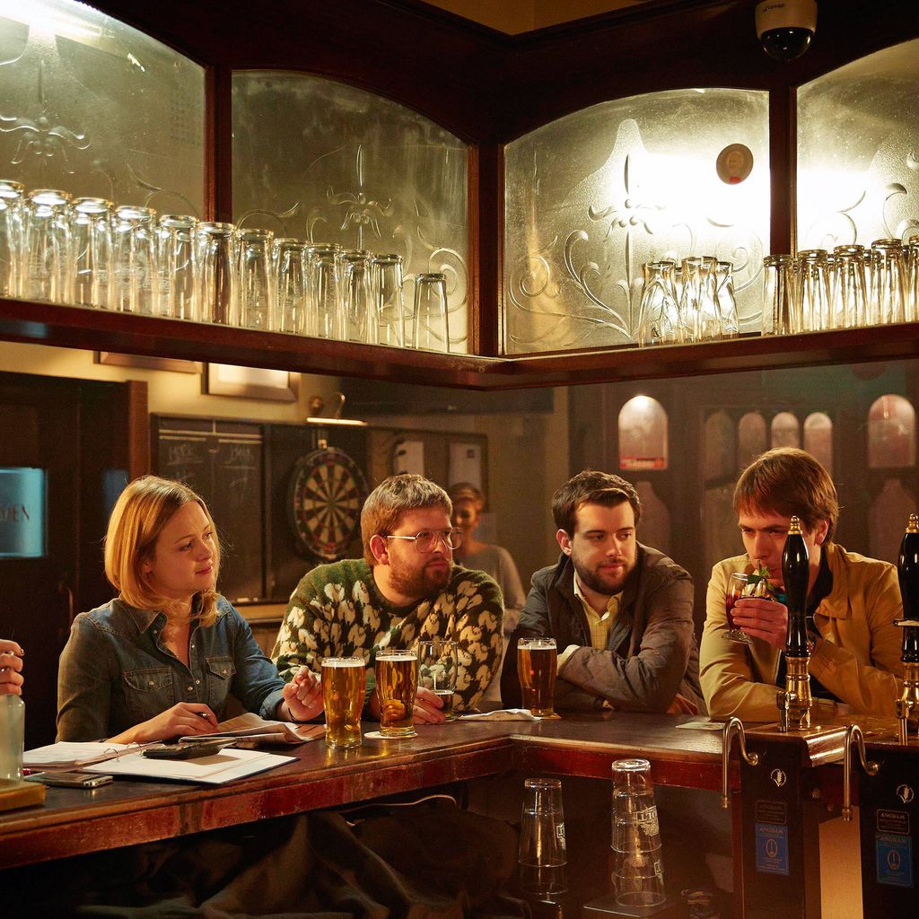 Charlotte Ritchie, Kimberley Nixon, Greg McHugh, Jack Whitehall und Joe Thomas in einer Szene aus "Fresh Meat", Staffel 4, Episode 2