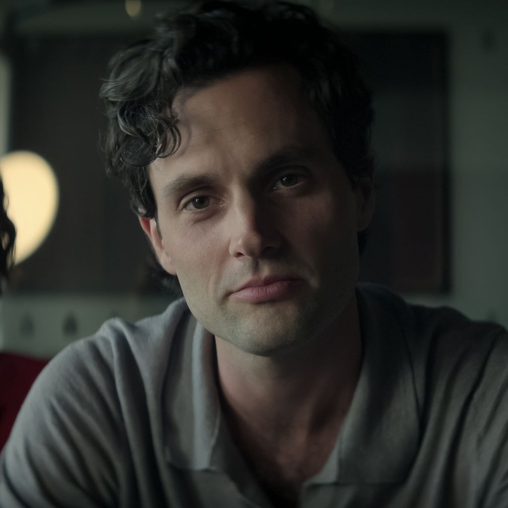Charlotte Ritchie und Penn Badgley in "You"