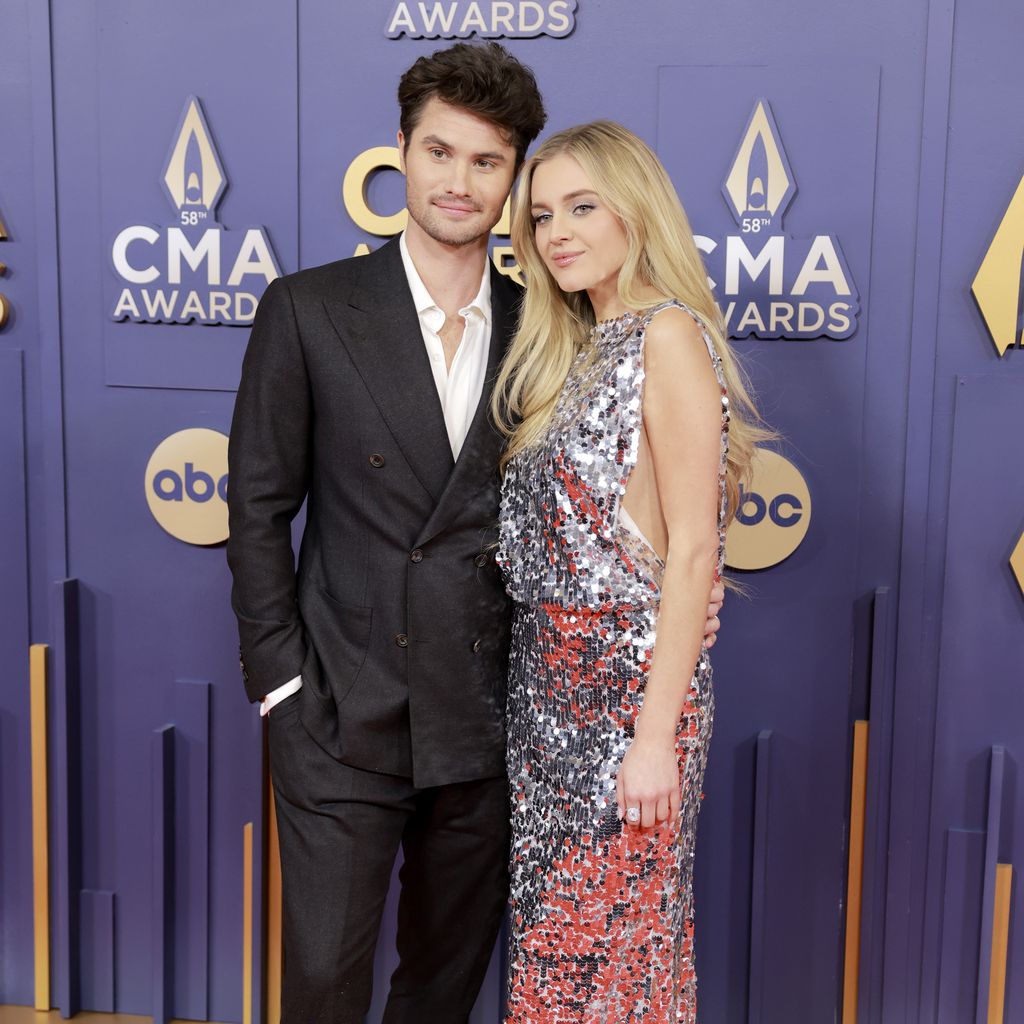 Chase Stokes und Kelsea Ballerini bei den CMA Awards 2024