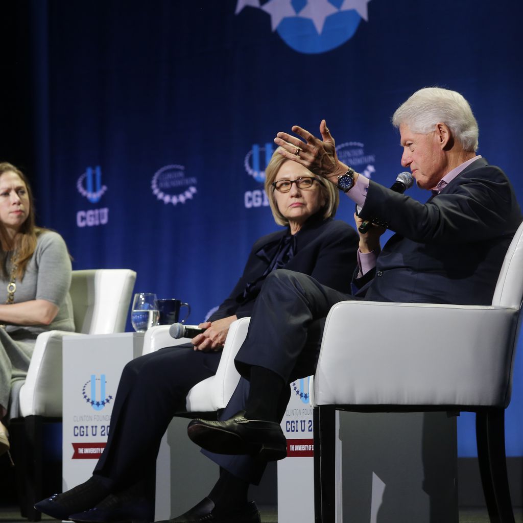 Chelsea, Hillary und Bill Clinton bei einer Podiums-Diskussion