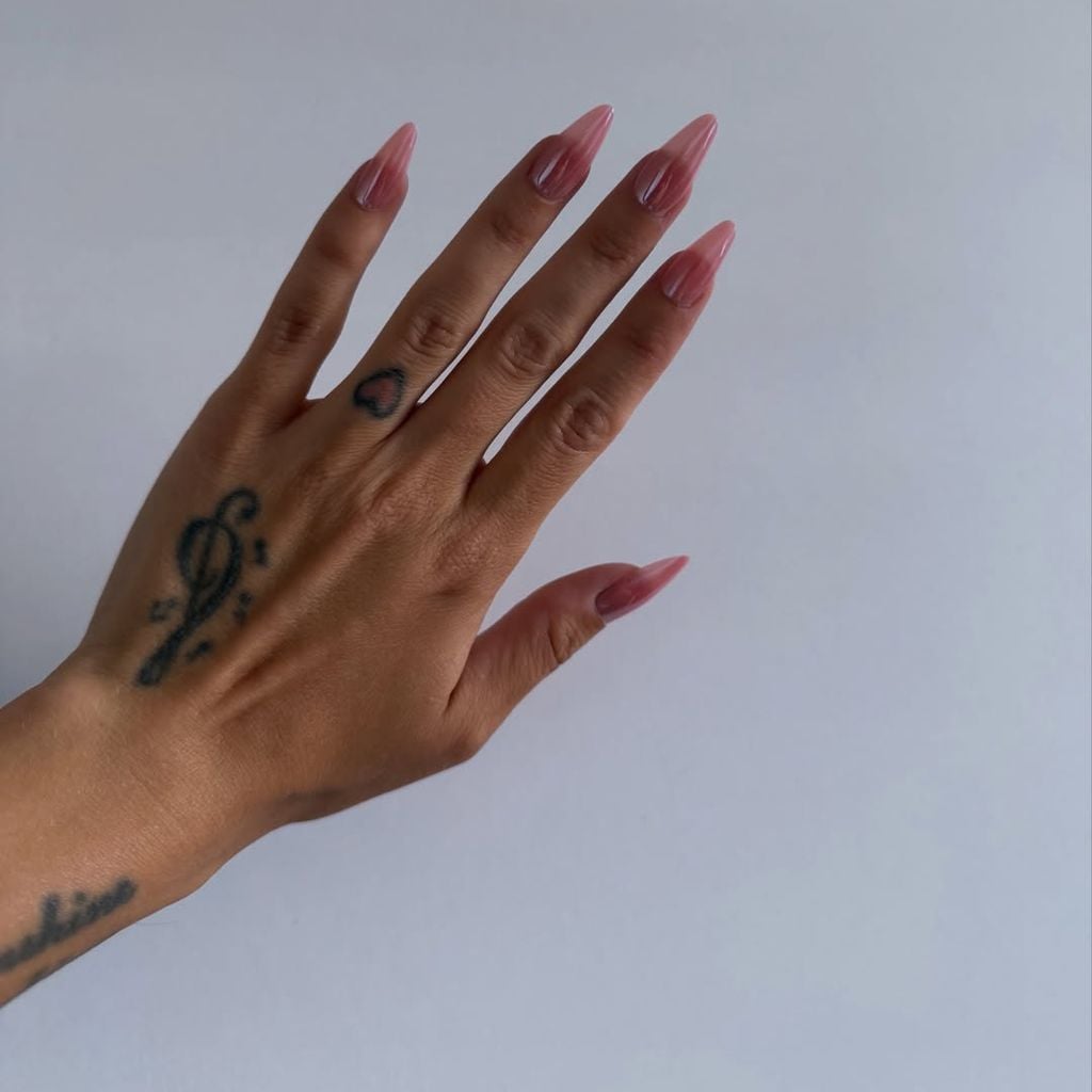 Cher Lloyds Hand ohne Ehering, Juli 2026