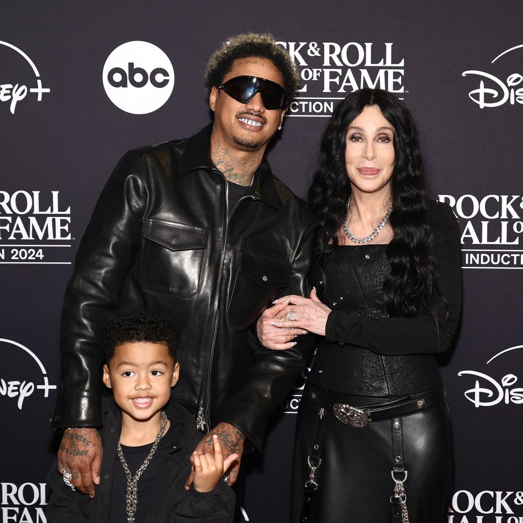 Cher mit ihrem Freund Alexander Edwards und seinem Sohn Slash, Oktober 2024