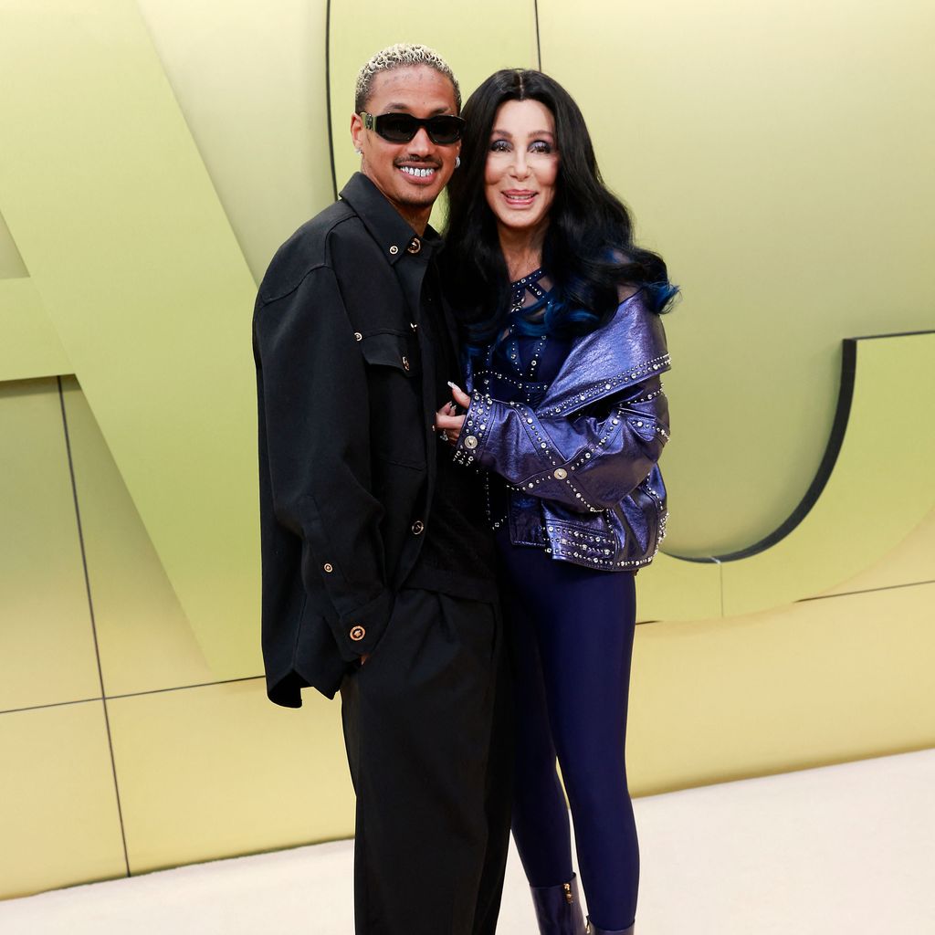 Cher und Alexander Edwards auf der Versace-Modenschau im März 2023