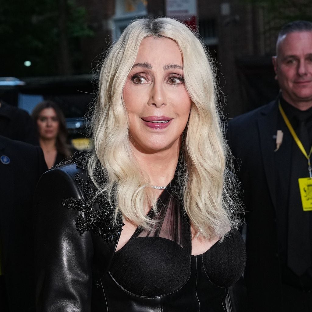 Cher verlässt das Carlyle Hotel auf dem Weg zur Met Gala in New York, Mai 2026