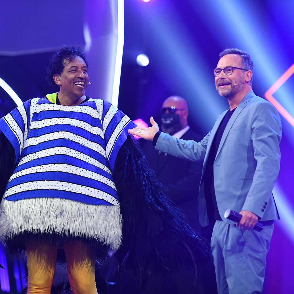 Cherno Jobatey und Matthias Opdenhövel bei "The Masked Singer"