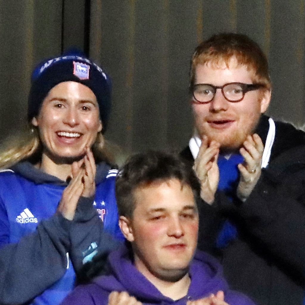 Cherry Seaborn und Ed Sheeran bei einem Fußballspiel