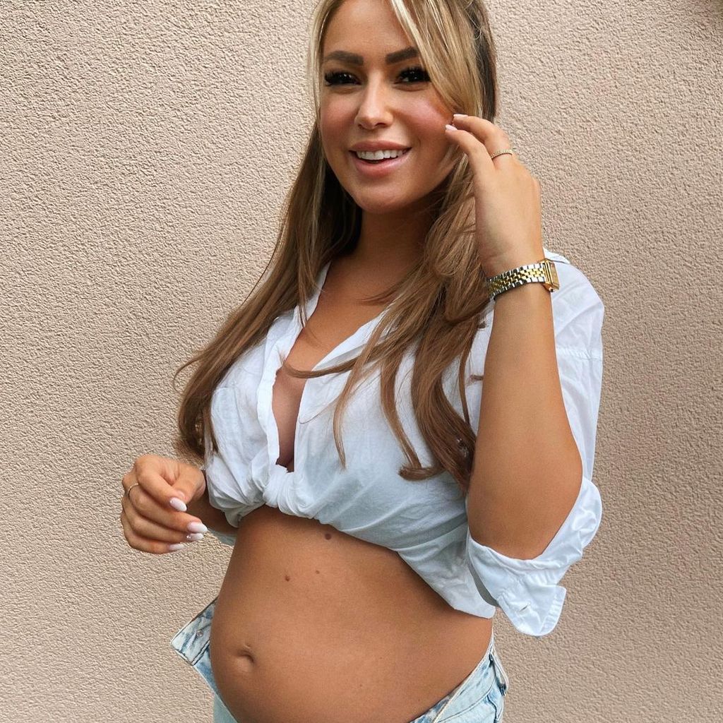 Chethrin Schulze zeigt ihren Babybauch, August 2023