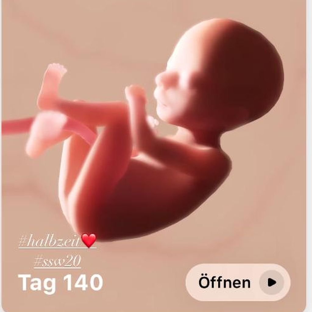 Chethrin Schulze zeigt eine Simulation ihres Babys