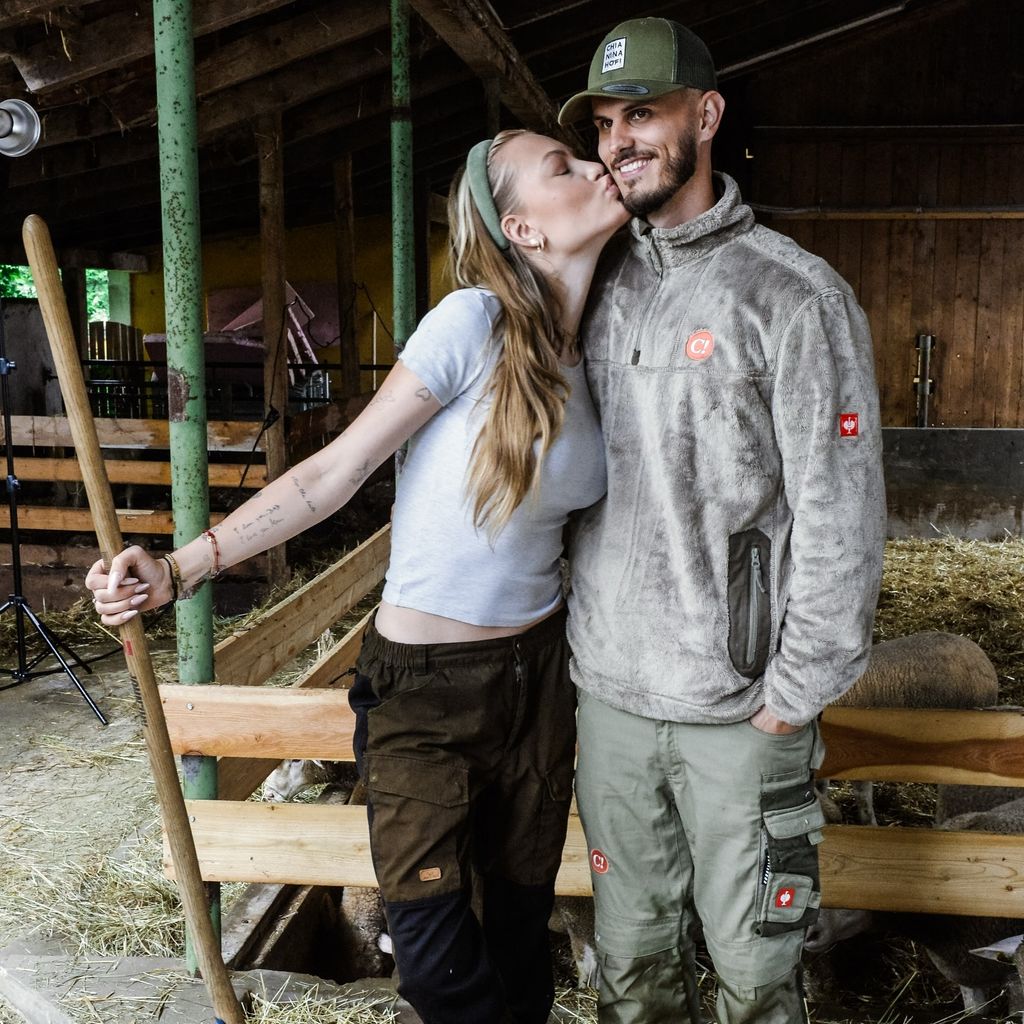Cheyenne Ochsenknecht und Nino Sifkovits, auf ihrem Hof 2024