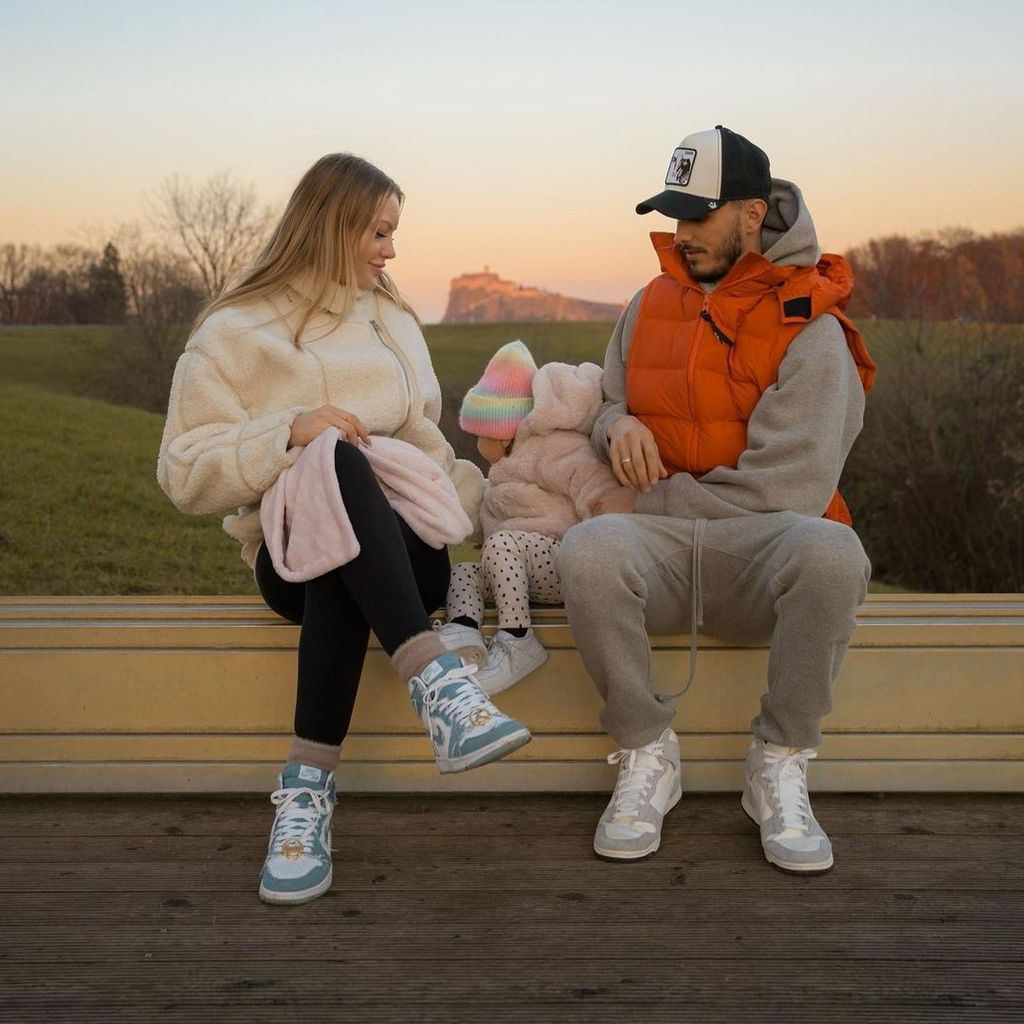 Cheyenne Ochsenknecht, ihre Tochter Mavie und ihr Mann Nino im Dezember 2022