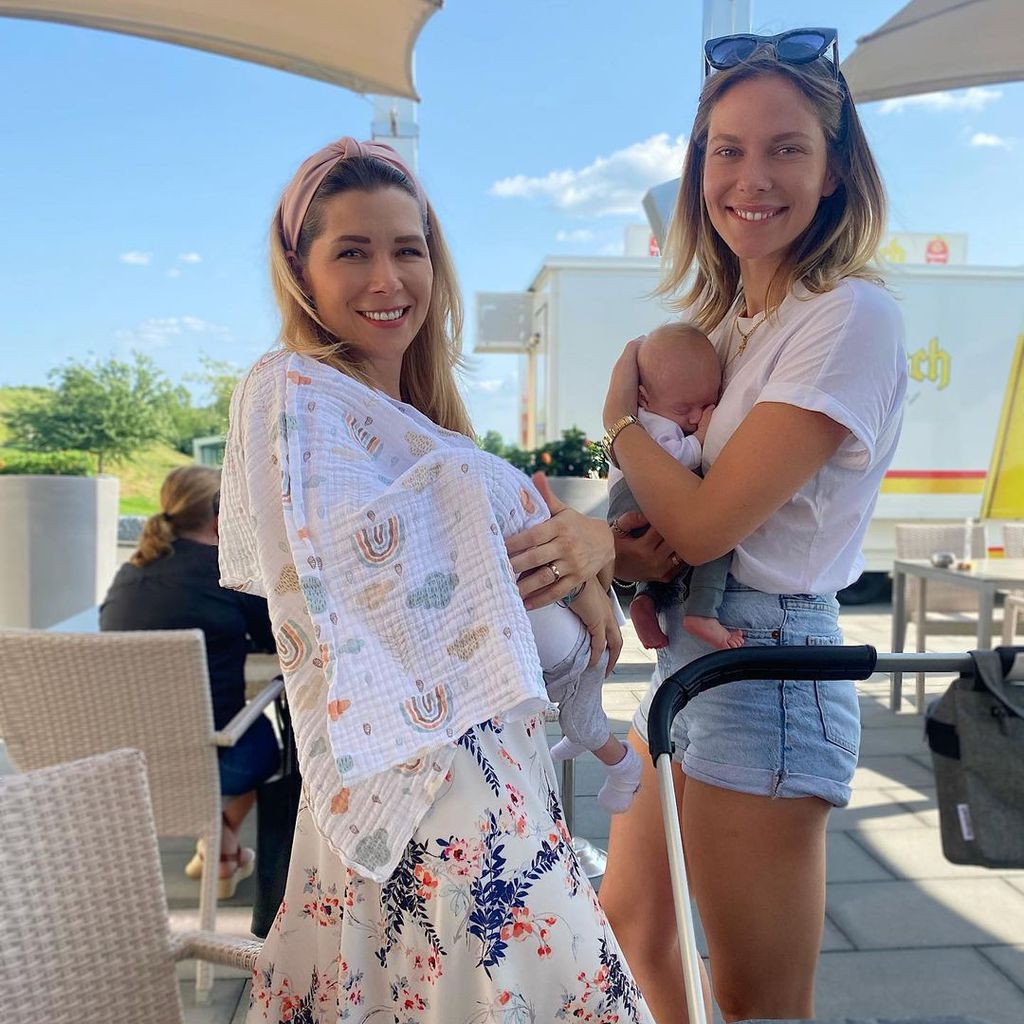 Cheyenne Pahde (r.) und Tanja Szewczenko mit deren Zwillingen