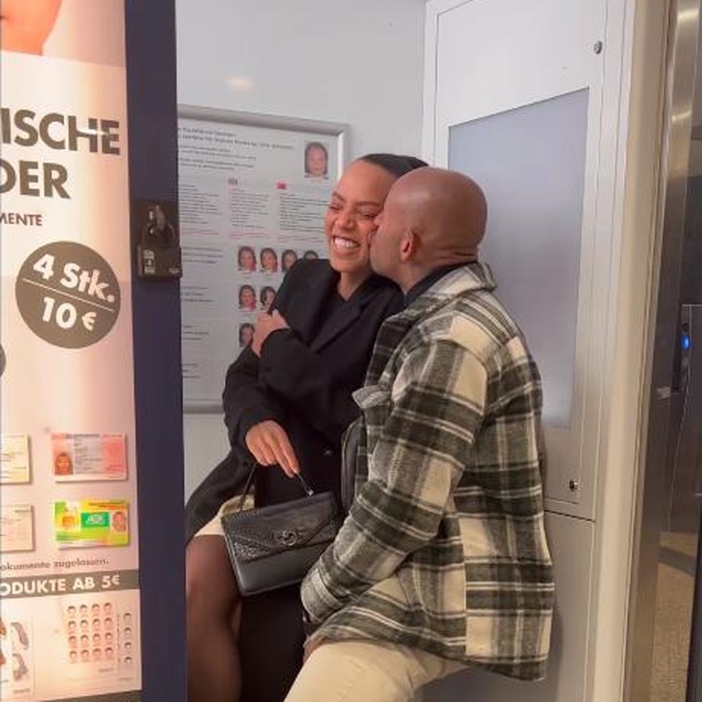 Chiara Fröhlich und Lukas Baltruschat in einem Fotoautomaten